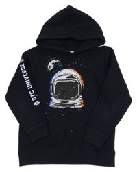 Tmavomodrá tepá mikina s helmou kosmonauta a nápisy a kapucí STC