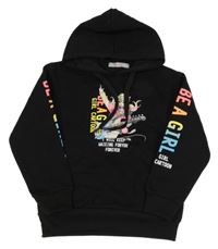 Černá mikina s dívkou a nápisy a kapsou a kapucí GRACE