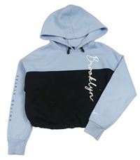 Světlemodro-černá crop mikina s nápisem a kapucí New Look