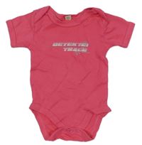 Tmavorůžové body s nápisem 