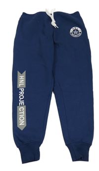 Tmavomodro-bílé tepláky s nášivkou a nápisem 