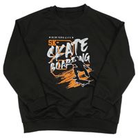 Černá mikina s nápisy a skateboardistou 