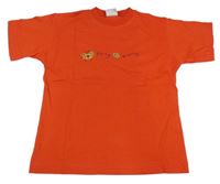 Červené tričko s nápisem a motýlem