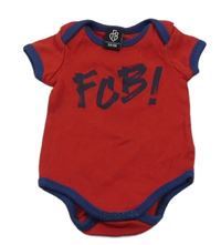 Červeno-tmavomodré fotbalové body s nápisem 