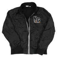 Černá šusťáková jarní bunda s písmeny 