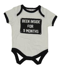 Bílo-černé body s nápisem