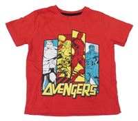 Červené tričko s hrdiny Marvel