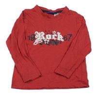 Červené triko s nápisy a číslem lupilu