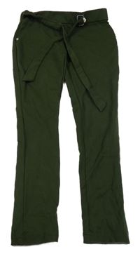 Tmavozelené teplákové kalhoty s páskem s přezkou