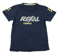 Tmavomodré tričko s nápisem