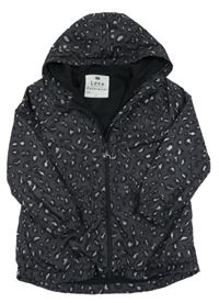 Tmavošedo-černo-světlešedá vzorovaná šusťáková jarní bunda s kapucí F&F