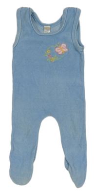 Světlemodré sametové dupačky s motýlem a květy