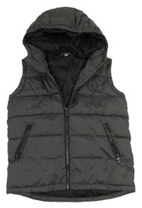 Tmavošedá šusťáková prošívaná zateplená vesta s kapucí 