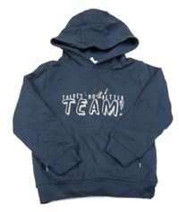 Tmavomodrá mikina s nápisem a kapucí 