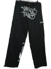 Pánské černé kalhoty s nápisy a kapsami 