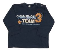 Tmavomodré triko s nápisem 