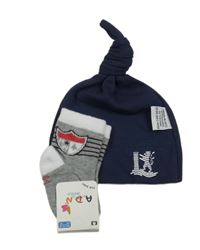 2set - Tmavomodrá bavlněná čepice s potiskem + šedo-bílé ponožky s erbem