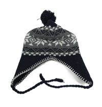 Šedo-tmavomodrá pletená vzorovaná čepice s bambulí 