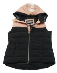 Černo-broskvová šusťáková prošívaná zateplená vesta s kapucí C&A