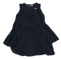 Tmavomodrá šifonová plisovaná šatová tunika s páskem 