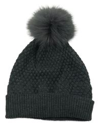 Tmavošedá pletená vzorovaná čepice s bambulí 