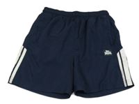 Tmavomodré sportovní kraťasy a logem Lonsdale