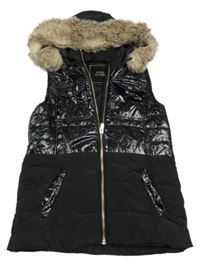 Černá šusťáková lesklá zateplená vesta s kapucí s kožešinou River Island