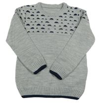 Světlešedý svetr se vzorem 