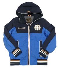Tmavomodro-modrá šusťáková podzimní bunda s nášivkou a kapucí 