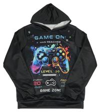 Černá sportovní mikina s ovladačem a kapucí  