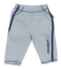 Světlemodré tepláky s nápisy a tištěným kloboukem a batohem a pruhem 