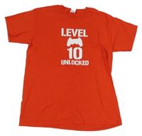 Červené tričko s číslem a ovladačem a nápisy FRUIT of the LOOM