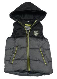 Černo-tmavošedá šusťáková zateplená vesta s nášivkou a kapucí Dopodopo