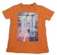 Oranžové tričko s městem Okaidi