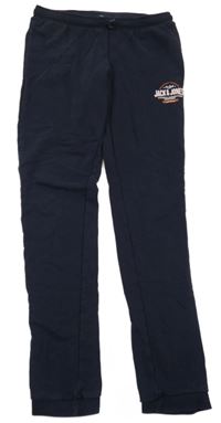 Tmavomodré tepláky s nápisem Jack & Jones