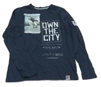 Tmavomodré triko se skateboardistou a nápisem C&A