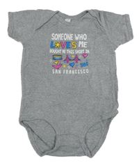 Šedé body s nápisy 