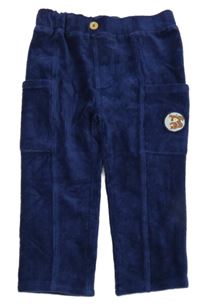 Tmavomodré sametové teplákové kalhoty s nášivkou 