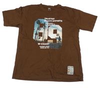 Hnědé tričko s číslem a palmami C&A