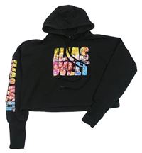 Černá crop mikina s nápisy s dívkami a kapucí