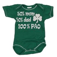 Tmavozelené body s nápisy a trojlístkem