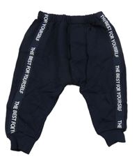 Tmavomodré lehké tepláky s nápisy 