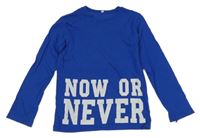 Tmavomodré triko s nápisem 