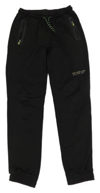 Černé sportovní kalhoty s nápisem Yigga