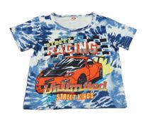 Barevné tričko se závodním autem a nápisem