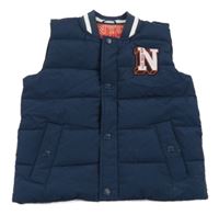 Tmavomodrá prošívaná šusťáková zateplená vesta písmenkem C&A