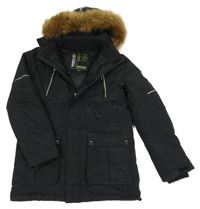 Černá šusťáková zimní bunda s nášivkou a kapucí s kožešinou Raintex