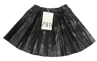 Černá plisovaná koženková sukně Zara