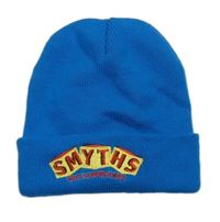 Modrá čepice s nápisem