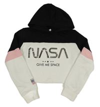 Bílo-černá crop mikina s nápisem a kapucí 